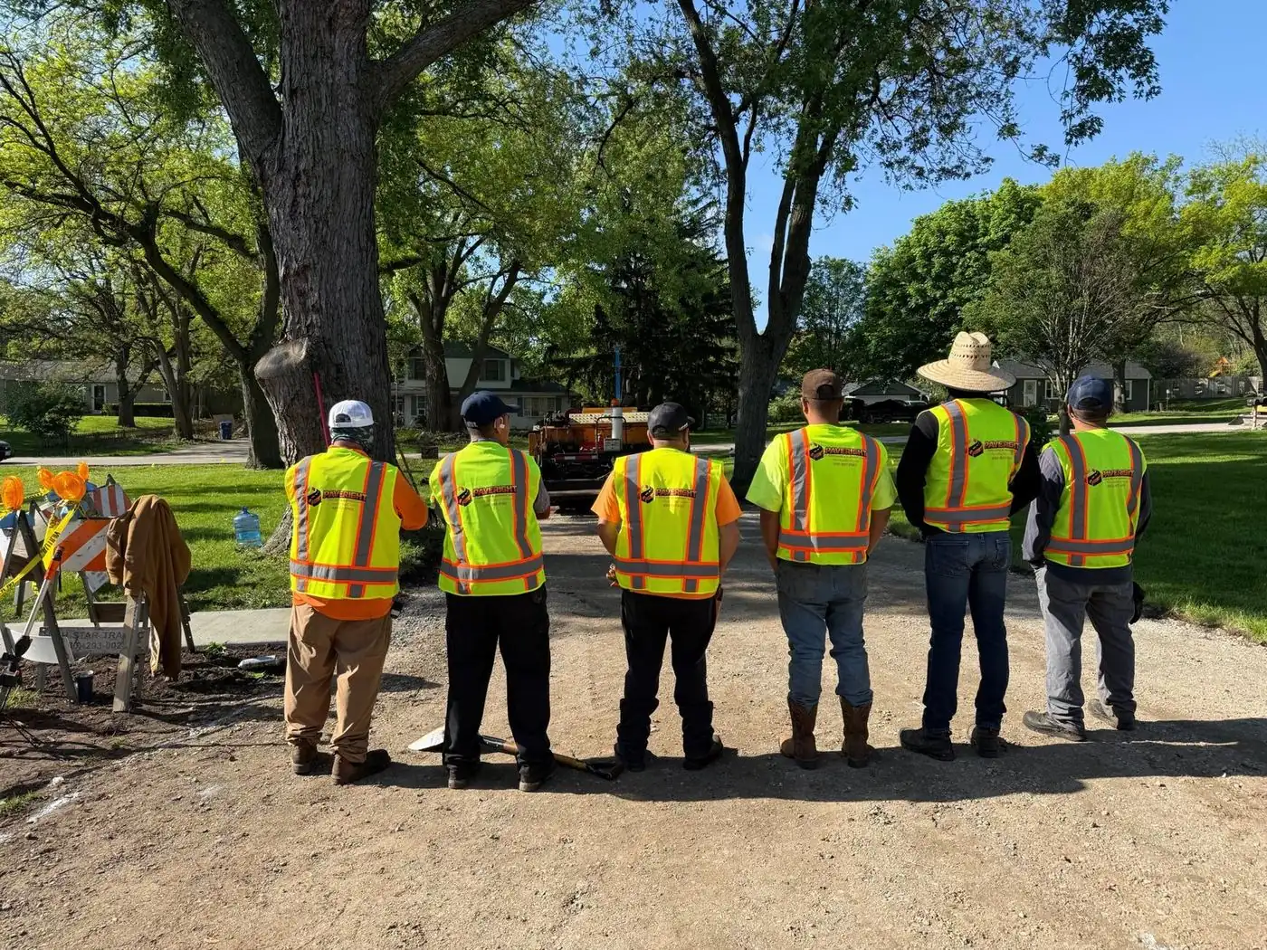El equipo de PaveRight con chalecos de seguridad en un trabajo de entrada