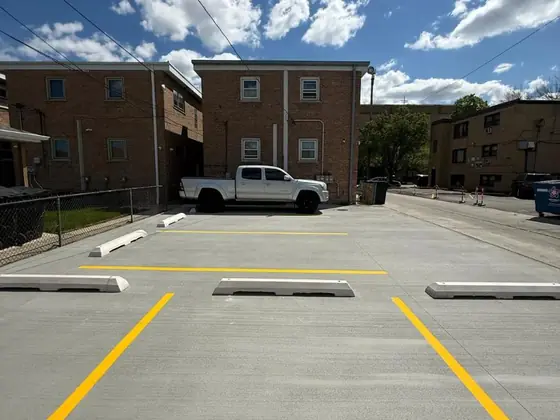Estacionamiento de concreto con rayas amarillas